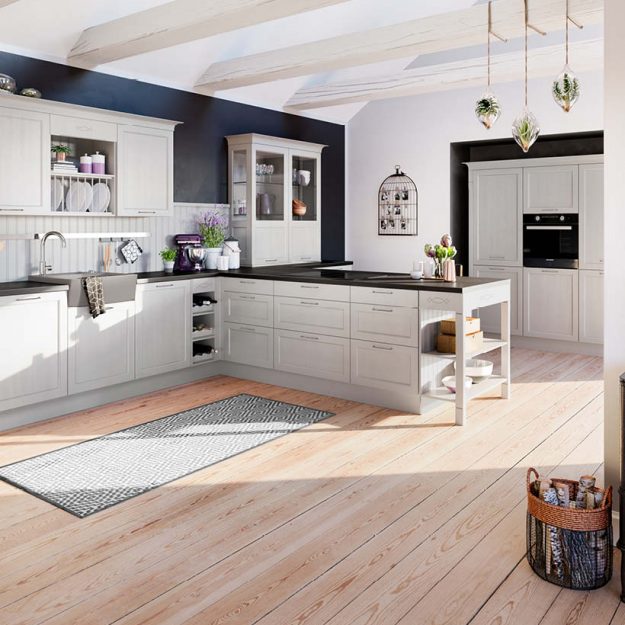 Häcker Landhausküche in Creme mit Rahmenfronten, Kücheninsel und Holzarbeitsplatte, klassische Wohnküche mit viel Stauraum und gemütlichem Ambiente