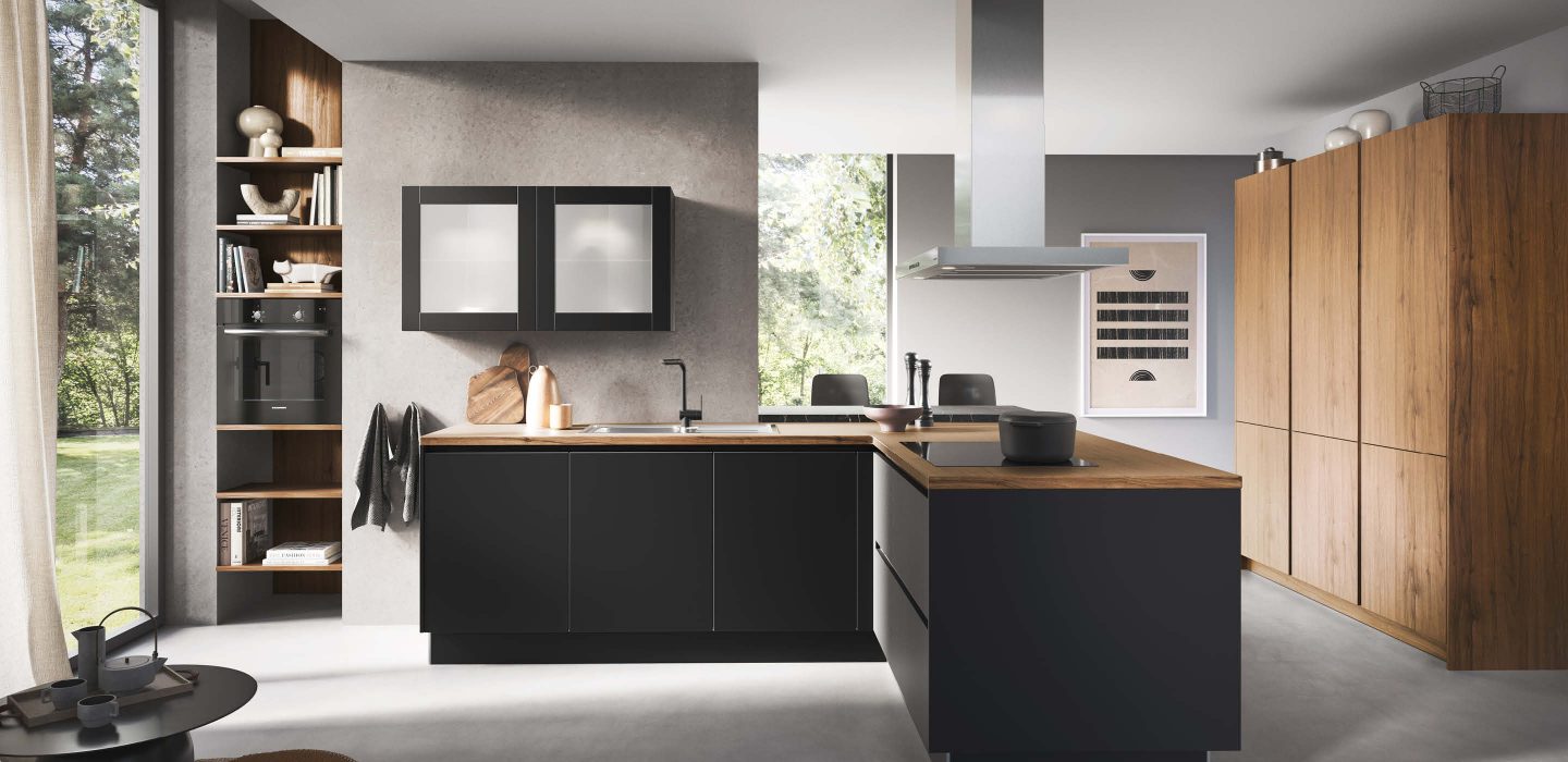 Moderne Häcker Küche mit schwarzen Fronten und Holzarbeitsplatte, offene Regale und Kochinsel, stilvolle Kombination aus Holz und matten Oberflächen