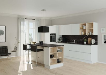 Moderne Häcker Küche in Weiß mit Kochinsel und integrierter Theke, dunkler Arbeitsplatte und offenen Holzfächern, elegante Wohnküche mit klaren Linien