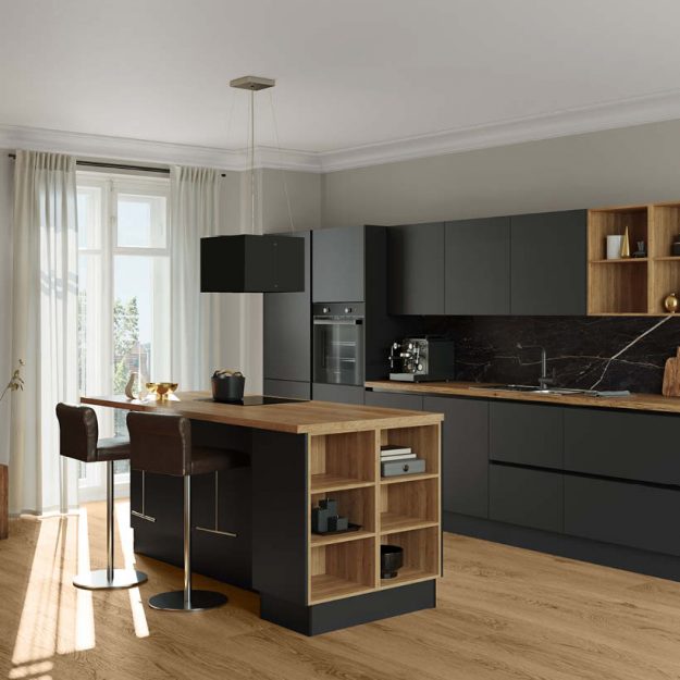 Klassische Häcker Küche in Schwarz mit Holzarbeitsplatte und Kochinsel, elegante Einbauküche mit Barlösung und viel Stauraum