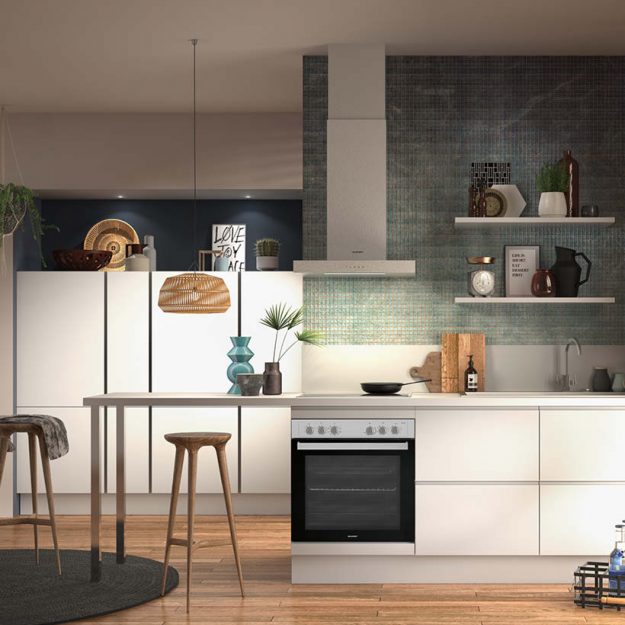 Klassische Häcker Küche in Weiß mit klaren Fronten, integrierter Küchenzeile und Essbereich, moderne Gestaltung mit funktionalem Stauraum und heller Optik