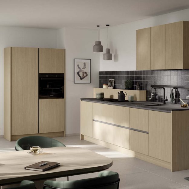 Häcker Küche mit hellen Holzfronten und dunkler Arbeitsplatte, moderne Einbauküche mit Kochinsel, offenen Regalen und minimalistischer Gestaltung
