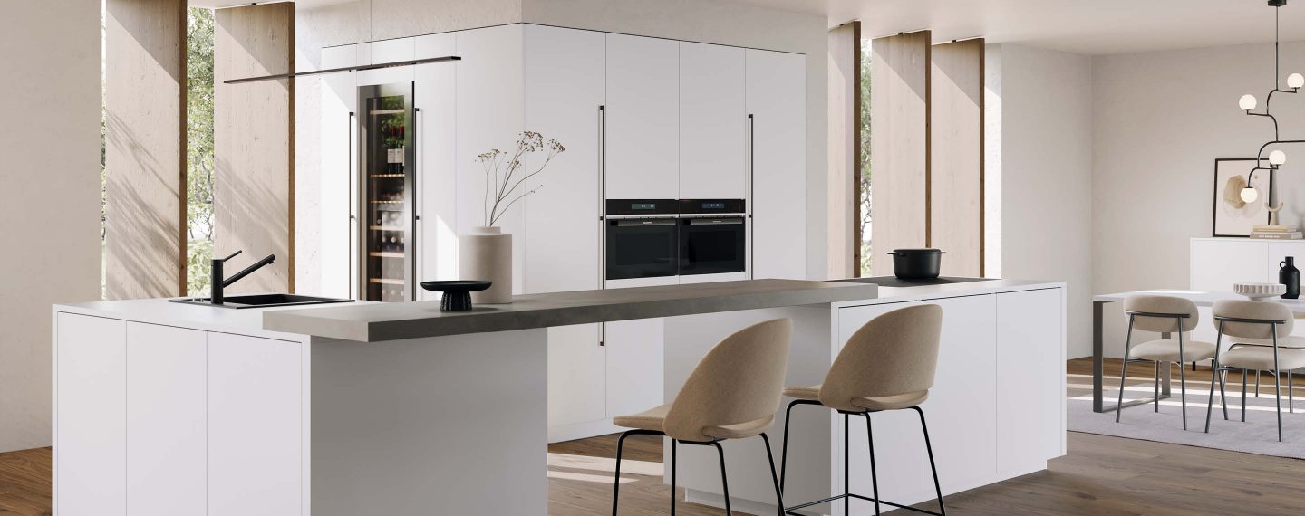 Moderne Häcker Designküche in Weiß mit großzügiger Kücheninsel und Bartheke, grifflose Fronten und integrierte Geräte, elegante Wohnküche mit klaren Linien