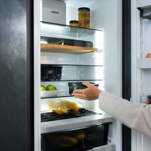 BORA Einbaukühlschrank mit heller Innenbeleuchtung, übersichtliche Glasböden, frische Lebensmittel griffbereit, modernes und minimalistisches Kühlkonzept.