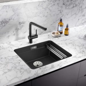 BLANCO Spüle in modernem Design, flächenbündig integriertes Spülbecken in Schwarz mit passender Armatur, kombiniert mit edler Marmor-Arbeitsplatte, funktionale Innenausstattung mit Abtropfschienen und zeitloser, minimalistischer Küchenoptik