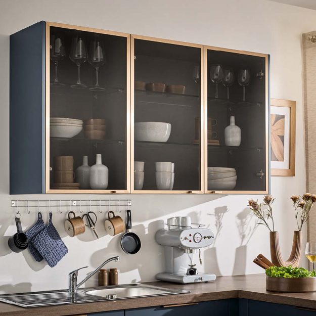 Häcker Hängeschrank mit Glasfront und Holzrahmen, stilvolle Aufbewahrung für Geschirr und Gläser, moderne Küchenlösung mit dekorativer Präsentation