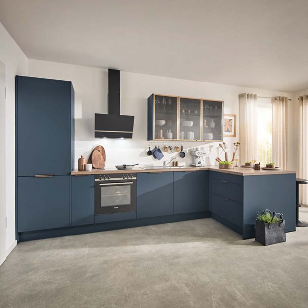 Klassische Häcker Küche in Blau mit Holzarbeitsplatte und Glasvitrinen, moderne Einbauküche mit klaren Linien und funktionalem Stauraum