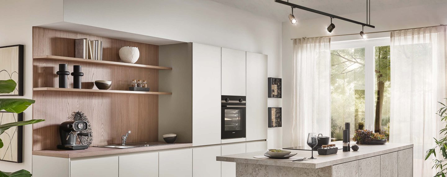 Häcker moderne Küche mit warmem Holzrückwand-Element und offenen Regalen, kombiniert mit matten weißen Fronten und integrierten Geräten, moderne Wohnküche mit natürlicher Ausstrahlung und heller Atmosphäre