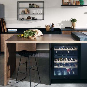 Siemens Weinkühler als integriertes Unterbaugerät, stilvolle Präsentation von Weinflaschen mit Holzlagerböden und Glasfront, moderne Küche mit Kombination aus Holz und dunklen Arbeitsflächen, funktionales Design für optimale Weinlagerung und elegantes Ambiente